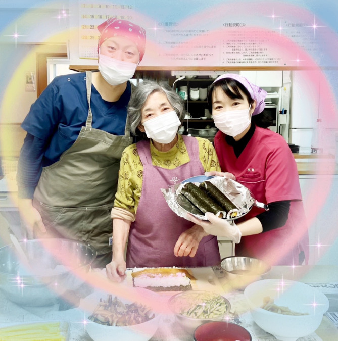 グループホーム「和」みずもと（介護職/ヘルパーの求人）の写真3枚目：H様と太巻きをつくるの巻💛