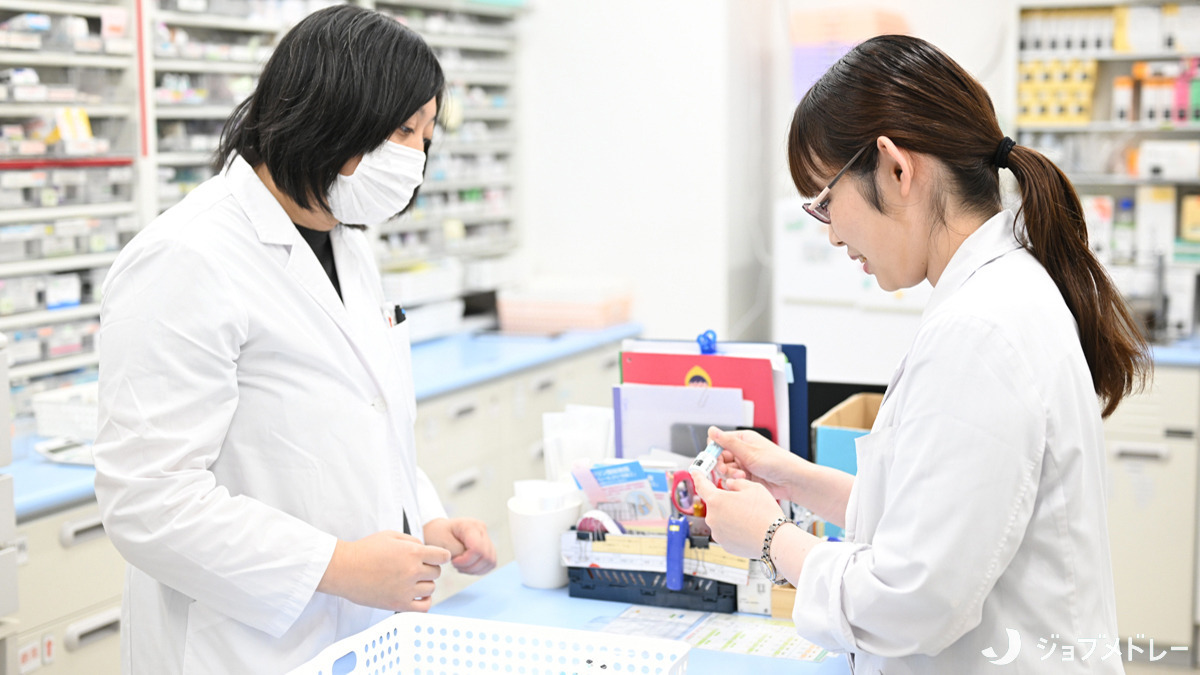 オリーブ薬局平和台店（薬剤師の求人）の写真18枚目：スタッフ同士が助け合って働いています
