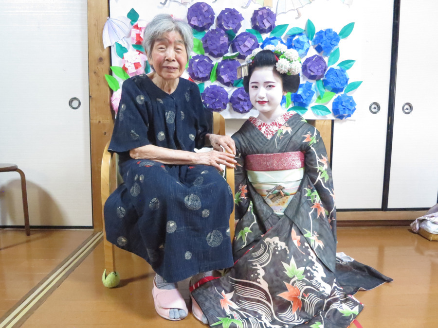だんらんの家 南草津（介護職/ヘルパーの求人）の写真4枚目：舞妓さんが京都から来て下さいました！利用者さんも大喜びです。