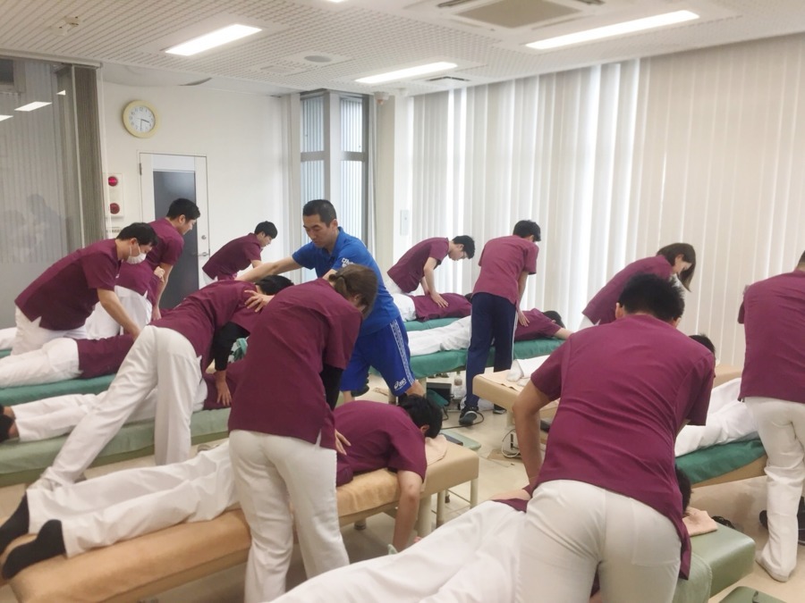 げんき堂整骨院/鍼灸院 さくらもーる（柔道整復師の求人）の写真10枚目：新入スタッフ向け集中研修。技術だけでなく社会人マナーやホスピタリティマインドも！