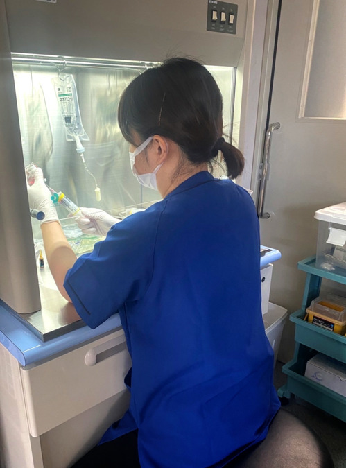 健やか薬局 内五曲店（松阪在宅療養支援センター）（薬剤師の求人）の写真2枚目：無菌調剤設備にて在宅対応を行っています。