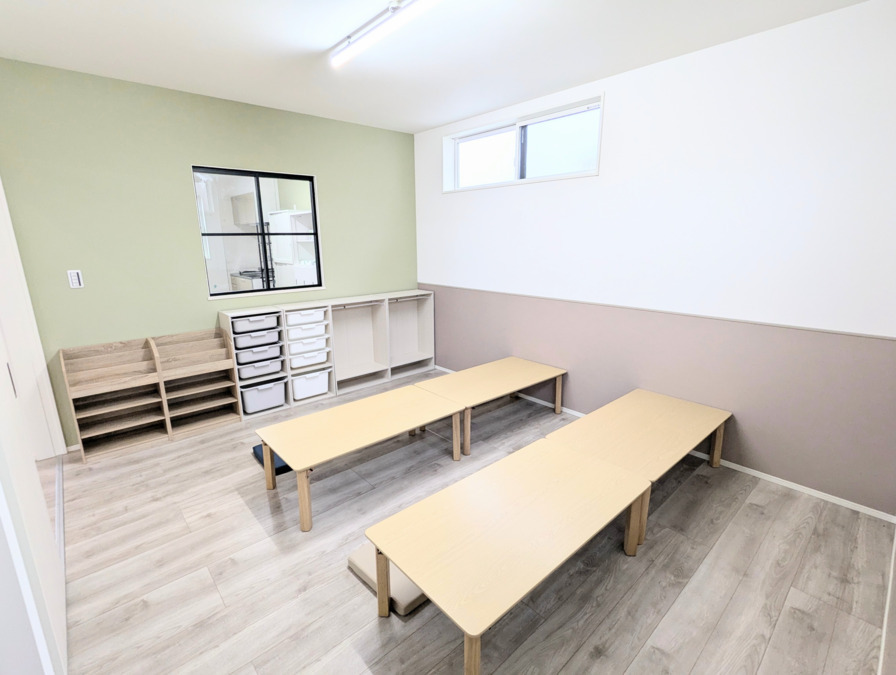 児童発達支援/放課後等デイサービス Hagumi kids（はぐみキッズ）【2025年12月01日オープン予定】（児童指導員/指導員の求人）の写真5枚目：多目的室(8.8帖)室内窓から活動を見学いただけます。