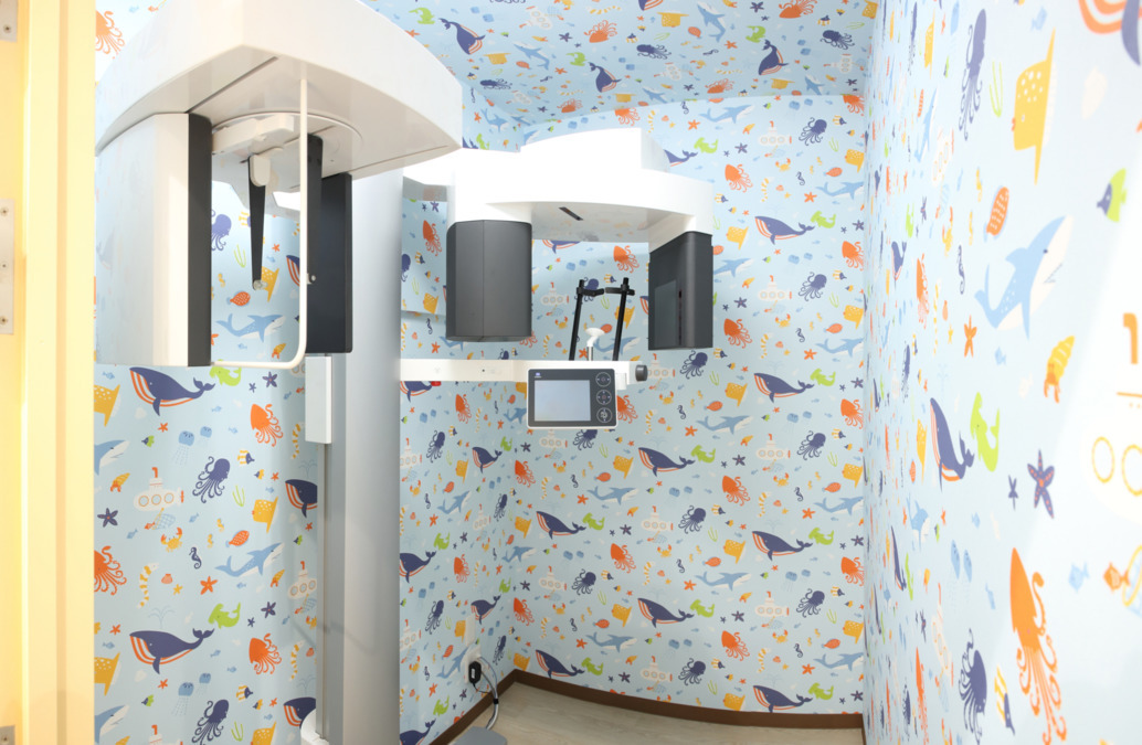 つだぬま矯正歯科(歯科衛生士の求人)の写真9枚目:X線室は、お子さんが入っても怖くないように、海の中にいるような壁にしました。
