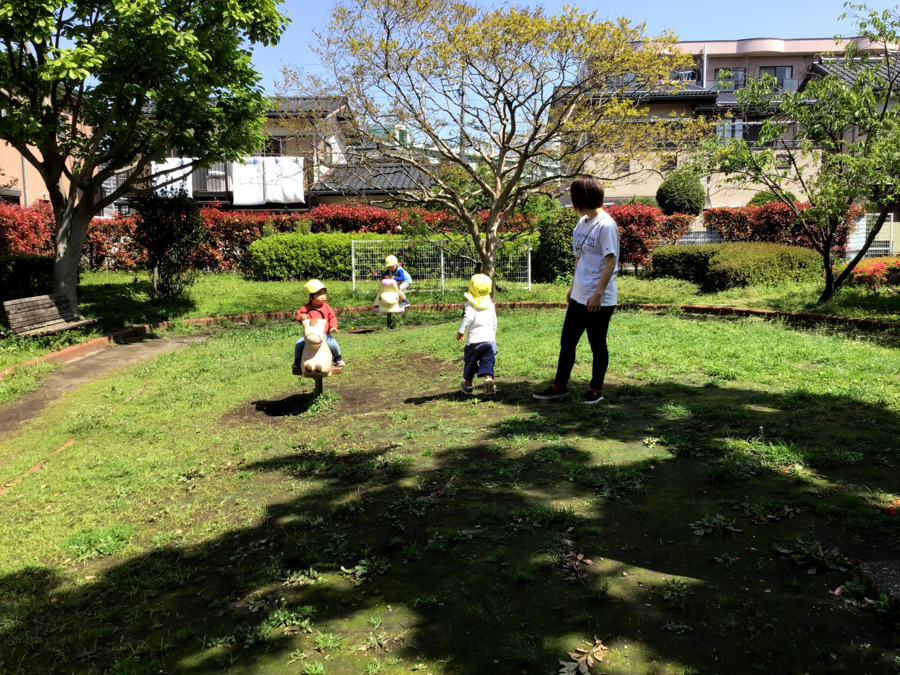 &KIDS ことのはほいくえん(保育士の求人)の写真5枚目:近隣には緑の多い公園がたくさんあります♪