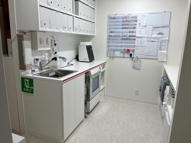ルミエールデンタルクリニックの写真3枚目:自動洗浄機・ClassB滅菌機x2・自動注油器で滅菌効率化、ゾーニングで感染対策