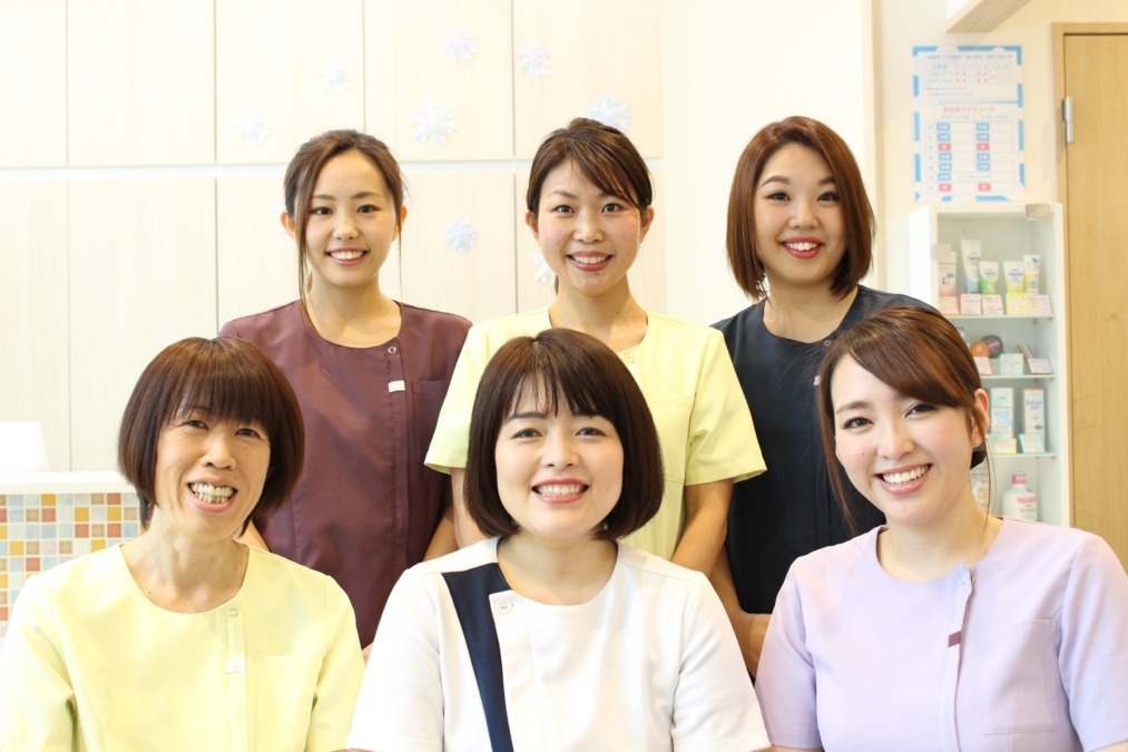 RERA DENTAL CLINICの写真1枚目：明るく楽しいスタッフたちです