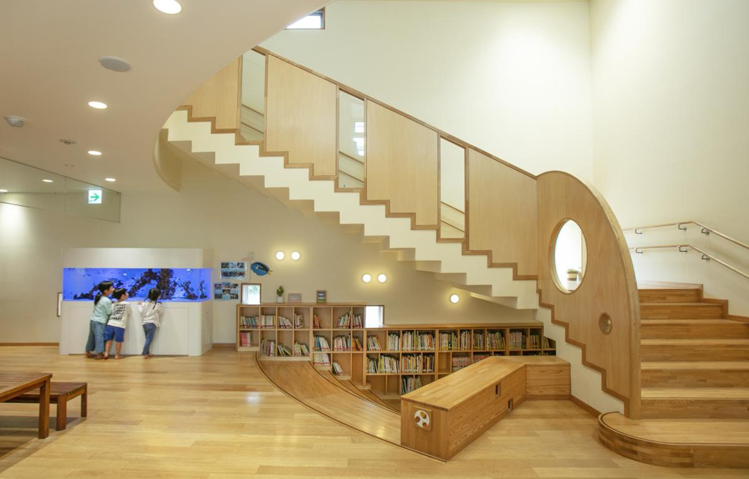 認定こども園　山のまちの写真4枚目：広く豊かな階段ホールには絵本コーナーがあります。
アクアリウムも魅力的です