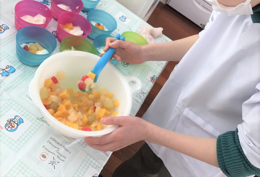 放課後等デイサービスらしさ吉祥寺(児童発達支援管理責任者の求人)の写真3枚目:調理活動を行っています。※2020年からは中止しています。