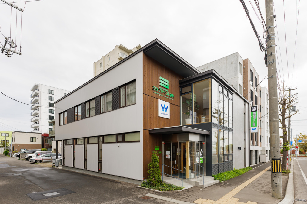 医療法人社団白優会三好プリベント歯科（歯科衛生士の求人）の写真5枚目：外観です。夜はライトアップされとても綺麗です！