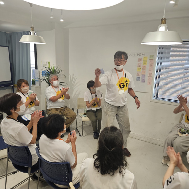 GRASP(グラスプ) aoba横浜北部（介護職/ヘルパーの求人）の写真3枚目：年1回のスタッフ全体会議の様子です