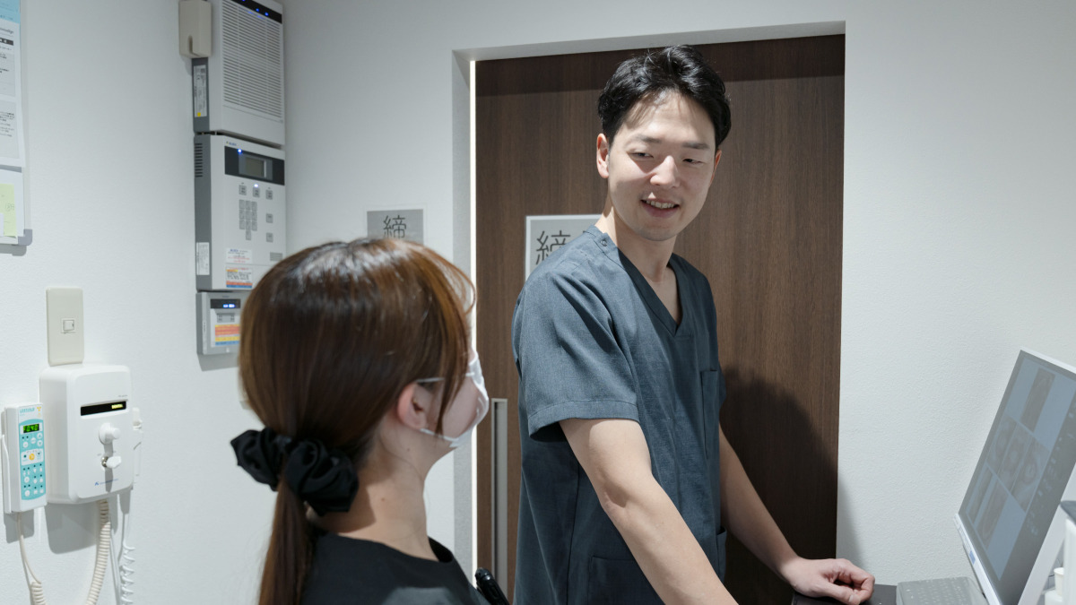 なんばエッセ歯科・小児歯科クリニック（医療事務/受付の求人）の写真6枚目：未経験からでも院長や副院長、事務長から丁寧な指導や教育体制があるので安心◎