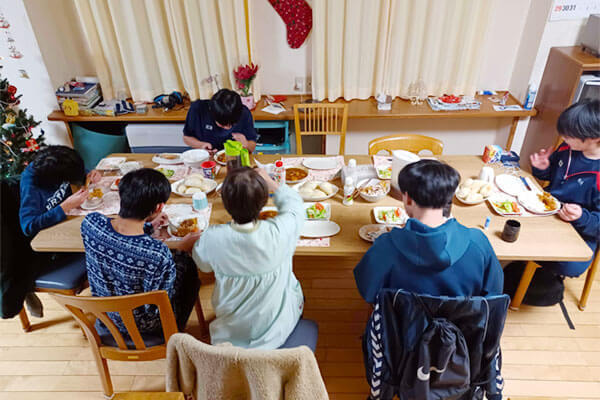 興望館沓掛学荘（児童指導員/指導員の求人）の写真2枚目：一つのユニットに６人の子どもたち。３～４人の大人がチームで担当します。