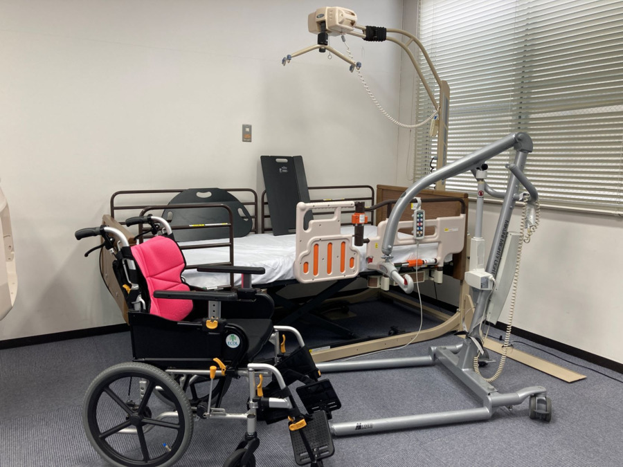 エコール訪問看護ステーション(作業療法士の求人)の写真4枚目:研修室の福祉用具一部