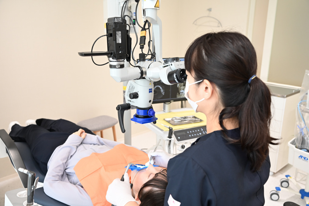 星野歯科クリニック（歯科医師の求人）の写真10枚目：エンドに必須の【マイクロスコープ】。治療の質にこだわっています。