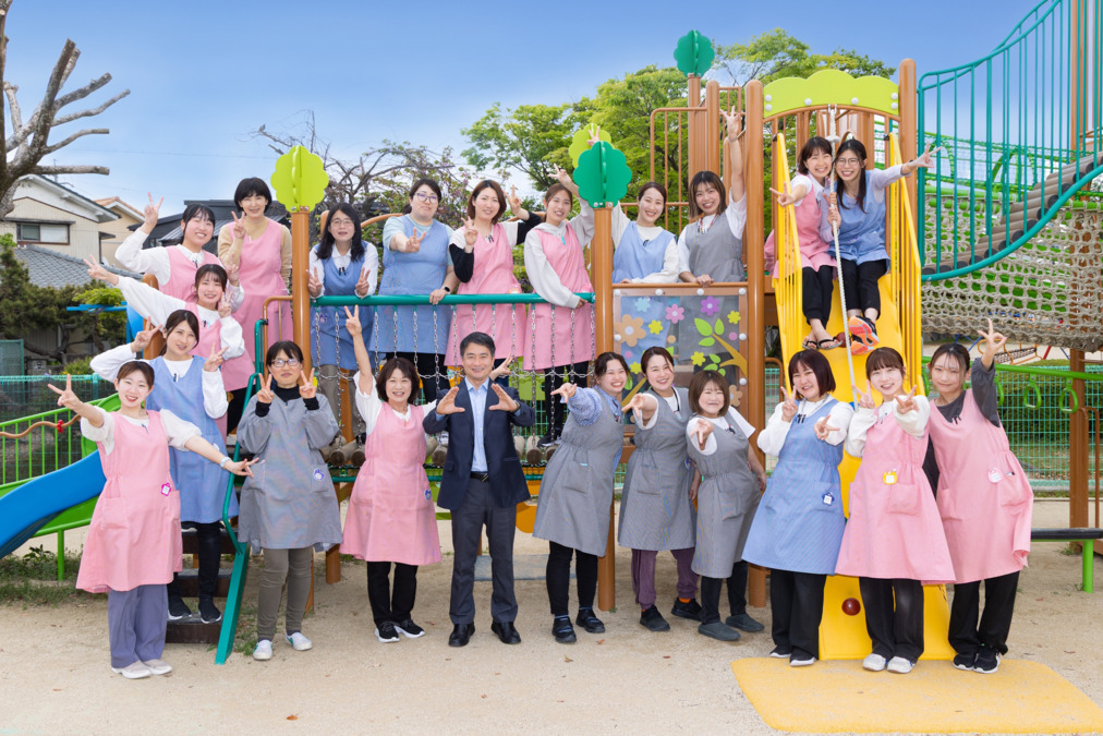 はなの木幼稚園（幼稚園教諭の求人）の写真2枚目：スタッフ全員笑顔でお待ちしています。