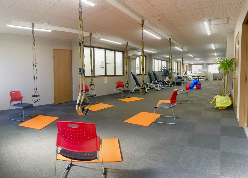 運動型デイサービス モーション東塙田(柔道整復師の求人)の写真2枚目:約120㎡のフロアに機能回復用の運動機器やエアーマッサージ器等を備えています。