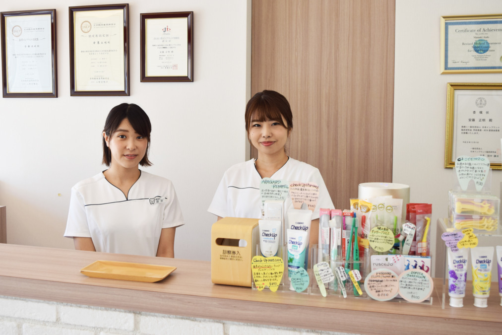 安藤デンタルクリニック（歯科助手の求人）の写真2枚目：受付と歯科アシスタントの２人はクリニックの縁の下の力持ち。