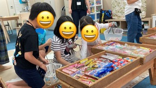 放課後等デイサービス　ここのはの写真5枚目：移動駄菓子屋さんに来ていただく時は、近隣の方々もご招待してとてもにぎわいます。