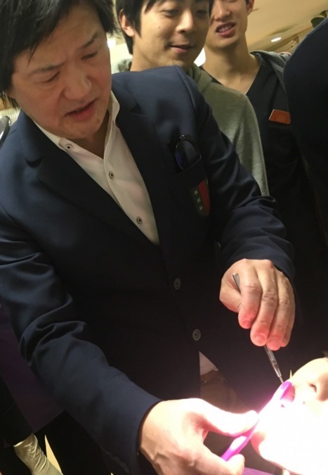 安部歯科医院（歯科医師の求人）の写真7枚目：外部から著名な先生をお呼びして院内セミナーを年に4回は開催してます。
