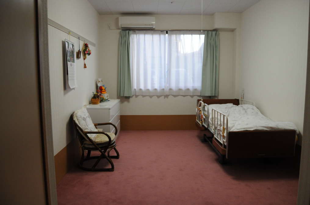ミモザ平塚高浜台介護付きホームの写真3枚目：居室です。私達はご利用者・職員の笑顔が絶えない施設を目指しております☆
