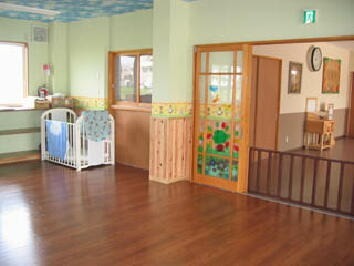 認定こども園まみい・キッズこども園の写真3枚目：各クラスの部屋はいずれも広々とした開放的なつくりとなっています。
