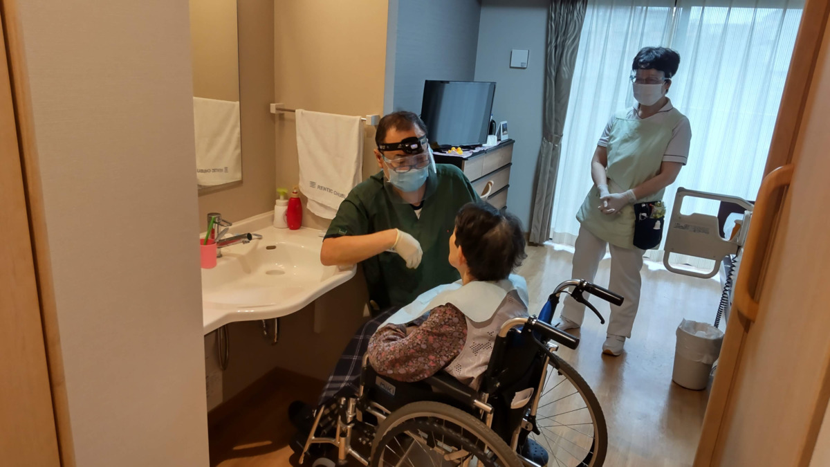 むとう歯科医院の写真18枚目：訪問診療中の様子です。患者さんとのコミュニケーションを大切にしています！