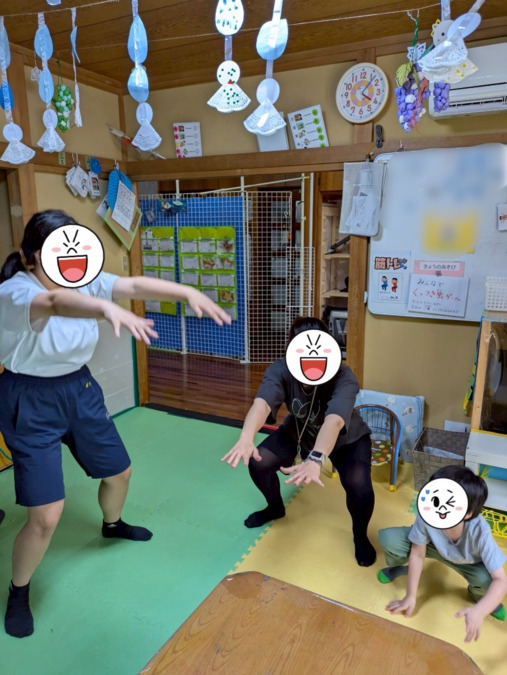 放課後なかよしくらぶ（保育士の求人）の写真7枚目：筋トレはお友達を見ながら上手に真似してます♪