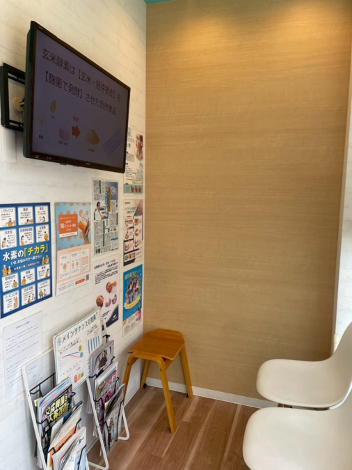 たまプラーザファミリー歯科（歯科衛生士の求人）の写真11枚目：待合室は自然光が入りやすく、明るい環境です！