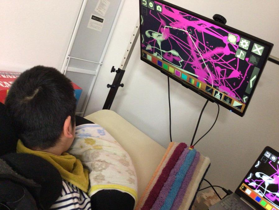 そらとわすくーるの写真6枚目：視線入力でお絵描き。この作品をカードや二次加工品にする活動もしています。