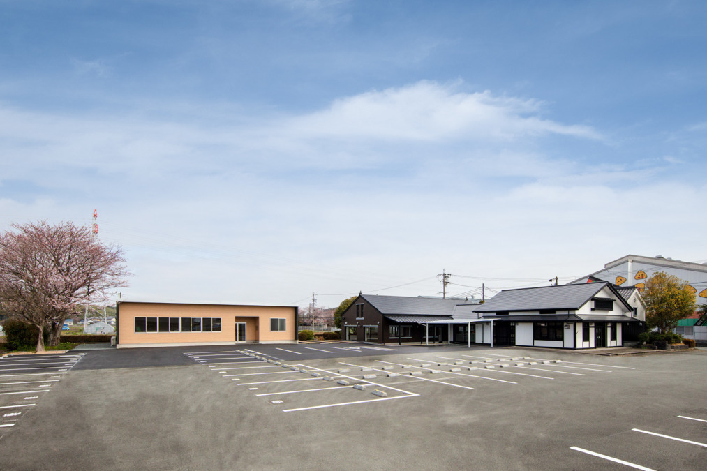 ポピーデイサービスセンターTSUNAGARI（介護職/ヘルパーの求人）の写真3枚目：デイサービスと事務所です。駐車場は51台分あり、敷地内に桜の木があり綺麗です