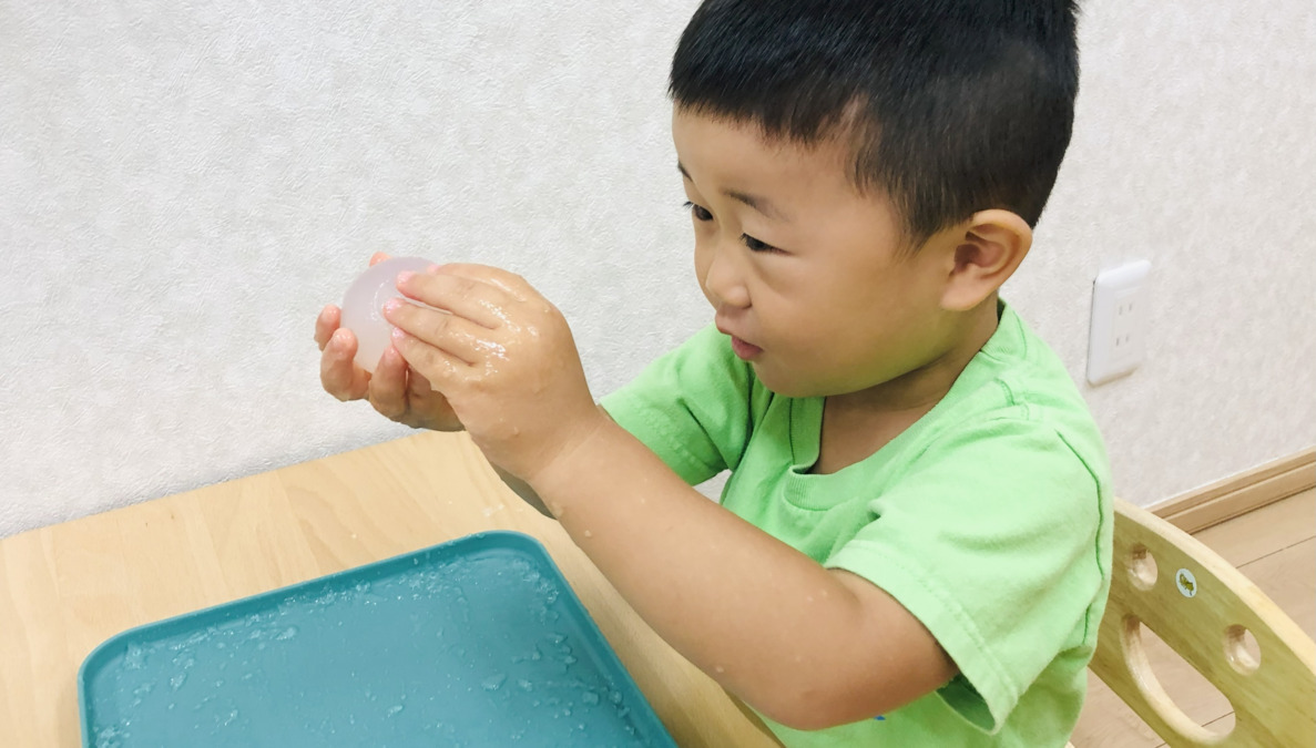 アベニール保育園（保育士の求人）の写真10枚目：寒天ゼリーで感触遊び♪