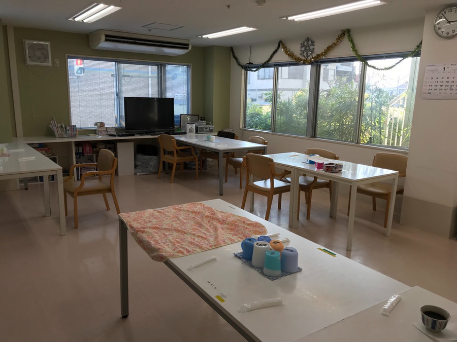 住宅型有料老人ホーム　ブレスト戸塚舞岡（調理師/調理スタッフの求人）の写真2枚目：利用者様が食事を取られる食堂です。季節のイベントを行なったりもします。