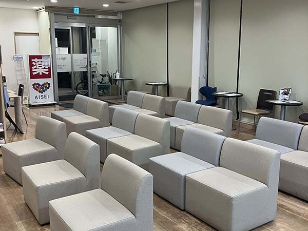 株式会社アイセイ薬局　アイセイ薬局　伊勢崎店（薬剤師の求人）の写真2枚目：アイセイ薬局　伊勢崎店の内観