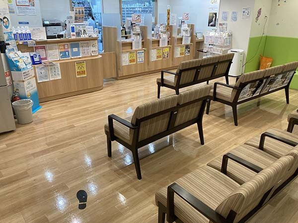 株式会社アイセイ薬局　アイセイ薬局　登戸店（薬剤師の求人）の写真3枚目：はなまる薬局　登戸店の内観