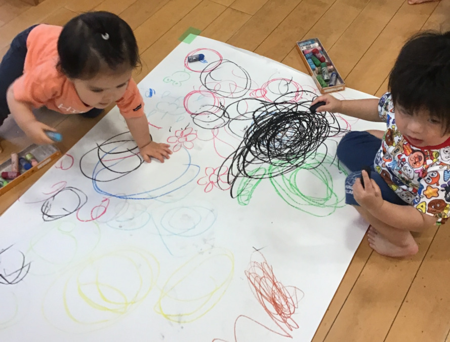 幼保連携型認定こども園 ニコニコ桜保育園の写真22枚目：グルグル、好きなものをすきなだけ描いてみよう
