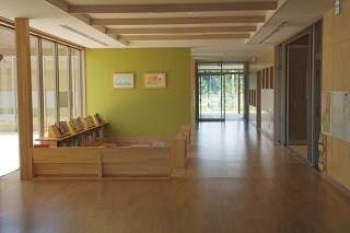 印西ひかりこども園の写真3枚目:平屋の園舎の中央には、子ども達が自由に読める絵本コーナーを設置しています!