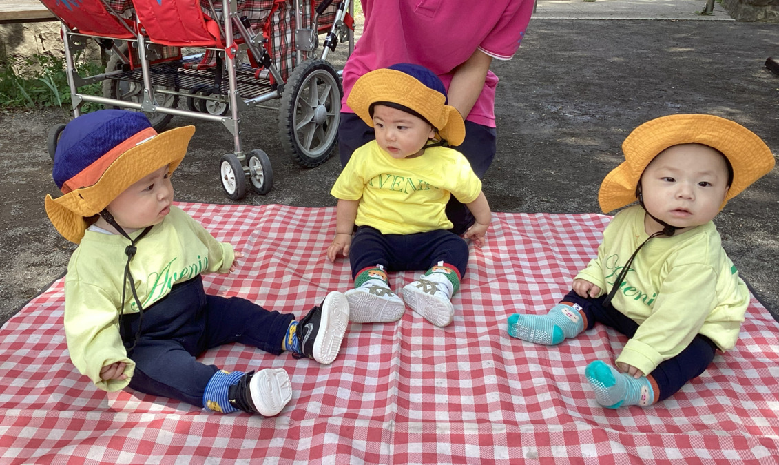 アベニール保育園（保育士の求人）の写真5枚目：0歳児　戸外活動はシートの上で日光浴が心地良いです☆