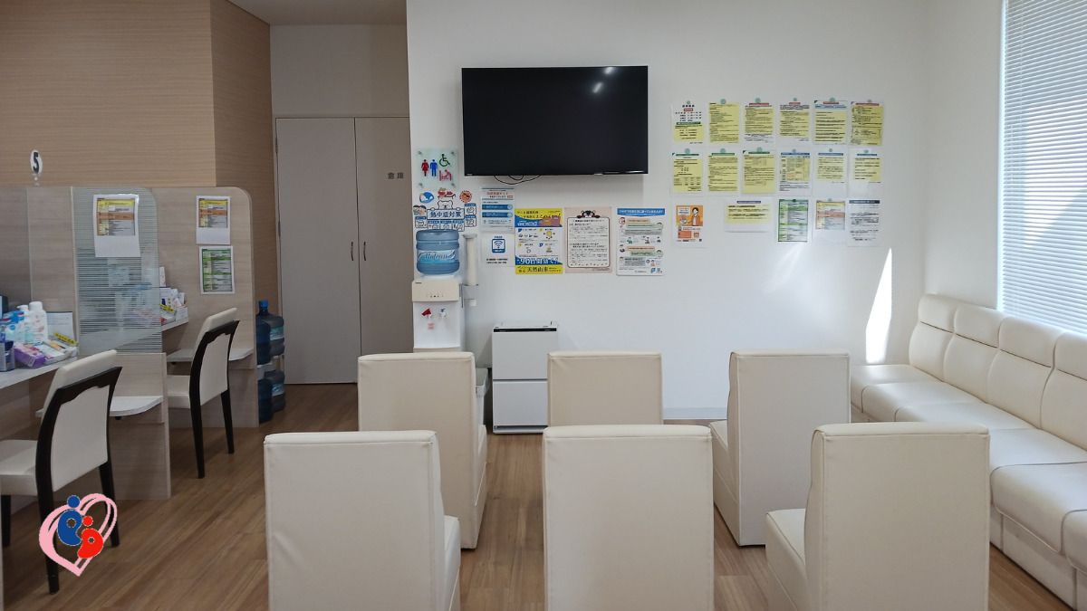 みどり薬局（調剤事務の求人）の写真3枚目：店舗内は白を基調として清潔感のある空間です。