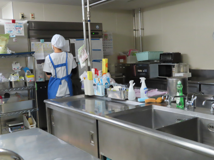 特別養護老人ホームみたけ(調理師/調理スタッフの求人)の写真2枚目:設備の整った厨房内、手作りを大切にしています。