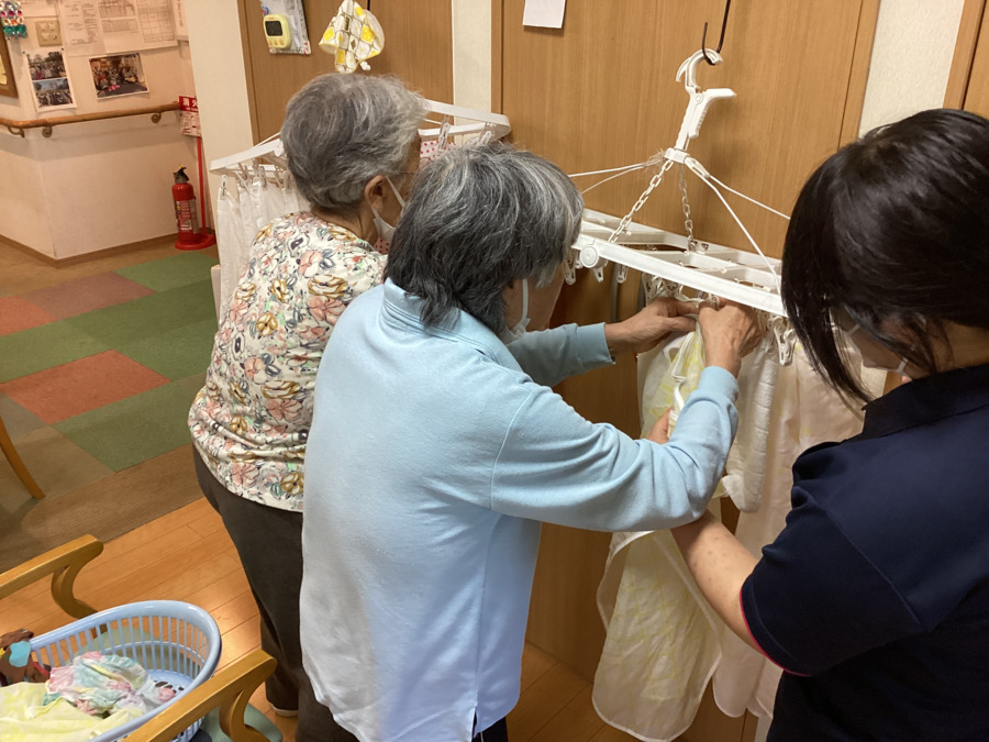 ゆかり八街（介護職/ヘルパーの求人）の写真8枚目：小規模多機能での一コマ。洗濯もご利用者様と一緒に作業します
