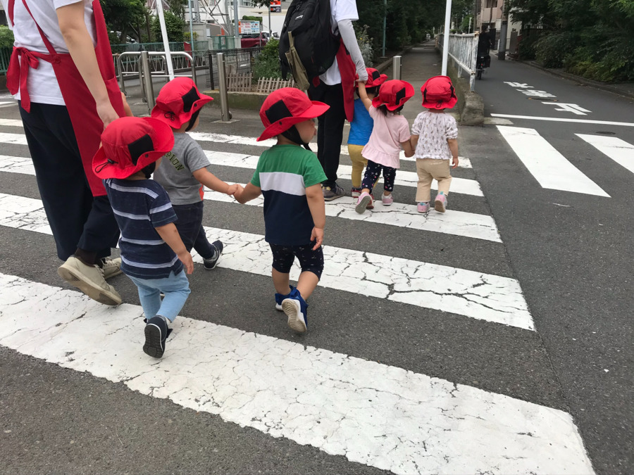マグハウス都立大学（保育補助の求人）の写真3枚目：お散歩だ～いすき♪