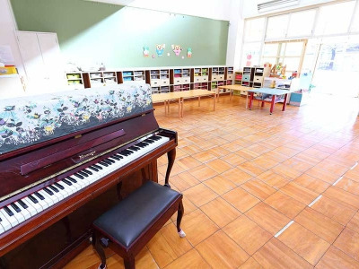 豊田花園幼稚園（幼稚園教諭の求人）の写真5枚目：保育室は7部屋あります。