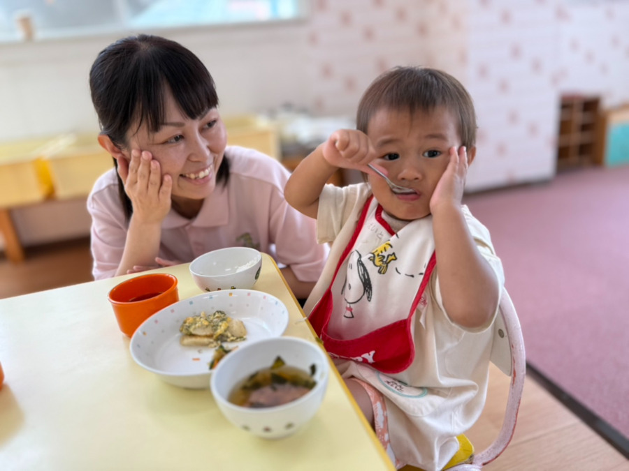 大袋わかばの森こども園（保育士の求人）の写真12枚目：２歳さんは自分でごはんも食べられるよ♪
