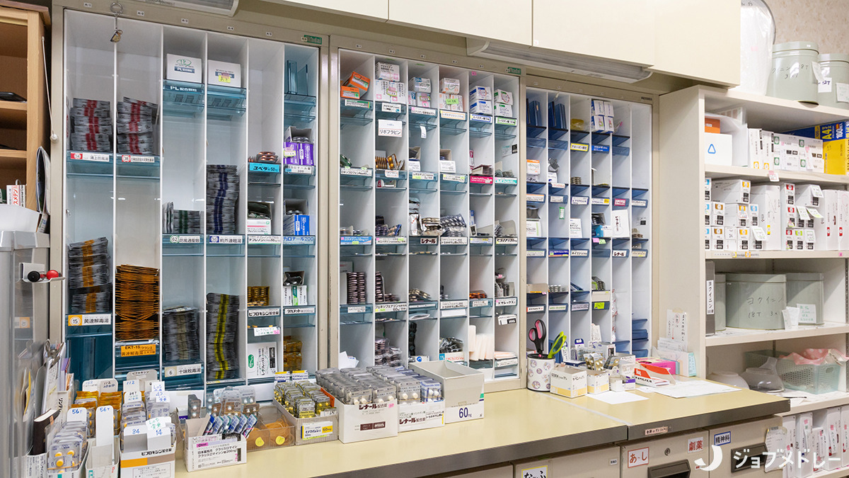 薬局フェミネックス（薬剤師の求人）の写真10枚目：様々な薬品が並んでいます