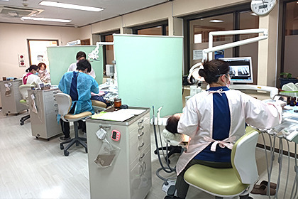 おいかわ歯科クリニック（歯科衛生士の求人）の写真2枚目：毎日清潔なユニフォーム、
空気清浄機を備えた診療室