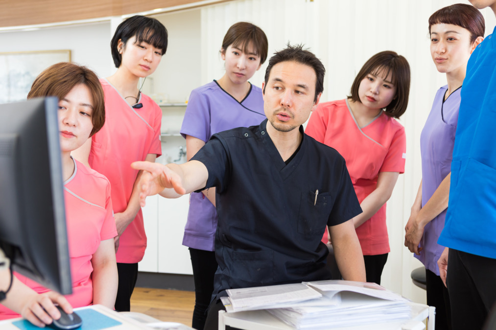 医療法人社団ZZMKソフィア歯科医院（歯科衛生士の求人）の写真10枚目：定期的な勉強会と症例検討会はかかせないイベントです。