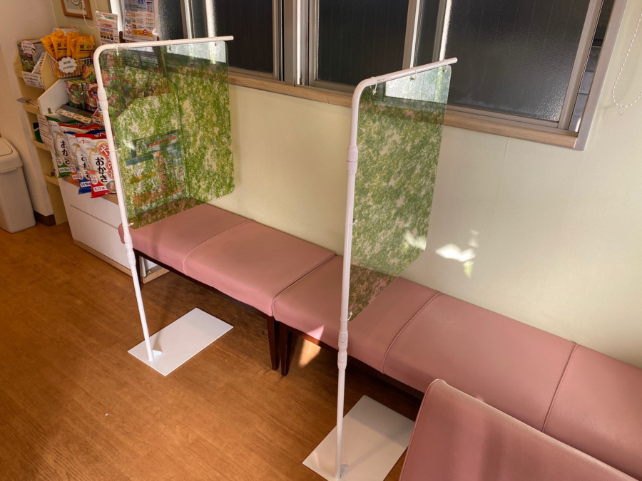 サクラ咲く薬局の写真5枚目：待合室ソファーにはアクリル板の仕切りを設置して店内で安心してお待ち頂けます。