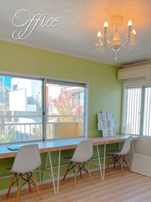 もうひとつのおうち八雲（保育士の求人）の写真8枚目：窓の外には登園するお子さまとご家族が見える明るいオフィスです。