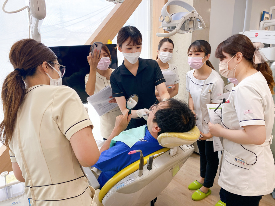 上桂浅井歯科（歯科衛生士の求人）の写真8枚目：院内・院外のセミナーがたくさんあるので、歯科衛生士として成長できる環境です♩