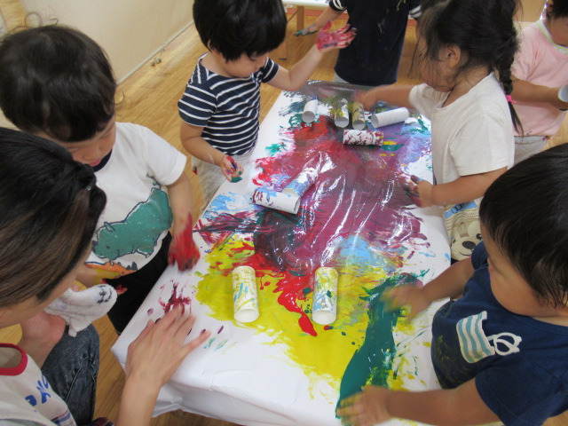 さくらんぼ保育園の写真7枚目：子どもたちの興味関心に応じて製作活動も行います。